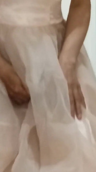 Travestito squirta indossando un simpatico abito in satin organza