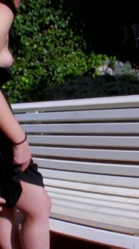 Lorena Fox, petite amie coquine tatouée sexy et aux cheveux brunes, se fait pénétrer la chatte et taille une pipe