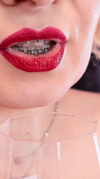 Video de instrucciones de paja. Femdom en primer plano Saliva y humillatrix: chupas cinturón (por Arya Grander)