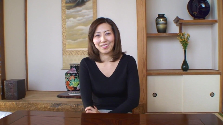 Asian Mature Climax: Brunette Aziatische milf stript en laat zien wat ze heeft