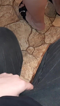 Meine heiße stiefmutter in einem Minirock weiß nicht einmal, dass ich hinter ihr masturbiere