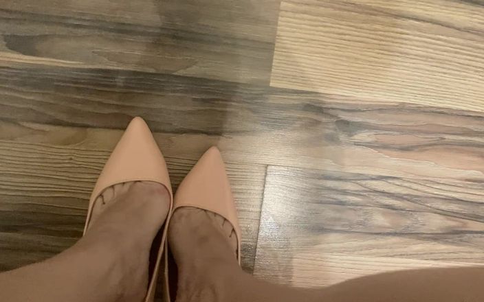 PriyaNaavya: तुम्हारी जगह मेरी ऊँची एड़ी के जूते के नीचे है