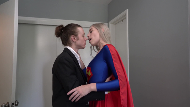 Conor Coxxx: Schande teilnahme mit Kay Lovely als Supergirl