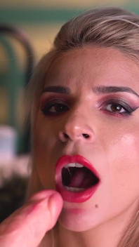 Alexa Creed faz um boquete sensual e desleixado! Pronto para seus lábios no seu pau?