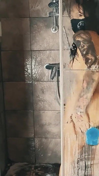 Douche matinale avec mon gode