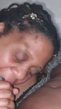 내 뚱뚱한 젖은 보지를 핑거링하는 동안 거유 흑인 자지 빨기