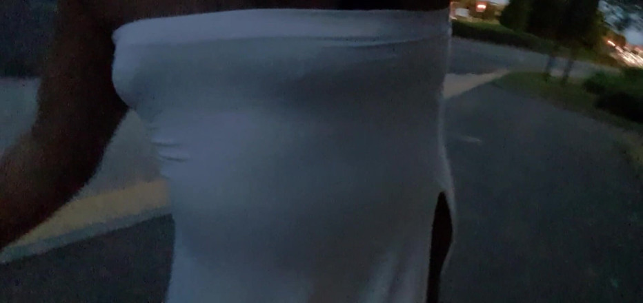 Lingeriemanx69: Beyaz elbise ve sokakta yürüyüş