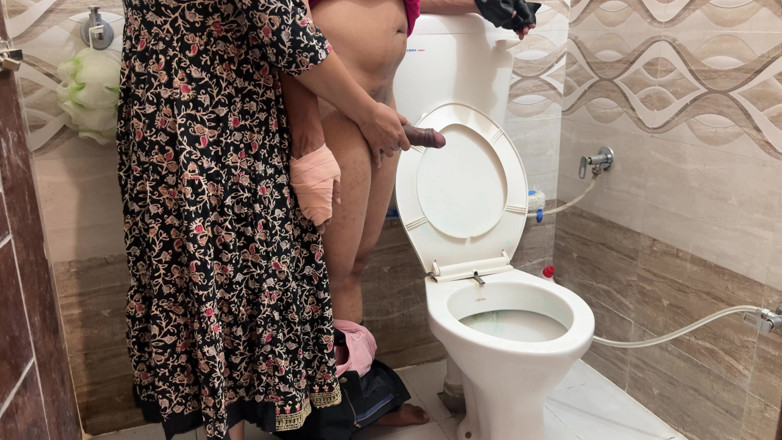Hornycouple149: Stiefmoeder helpt haar gewonde stiefzoon zich te wassen en verleidde...