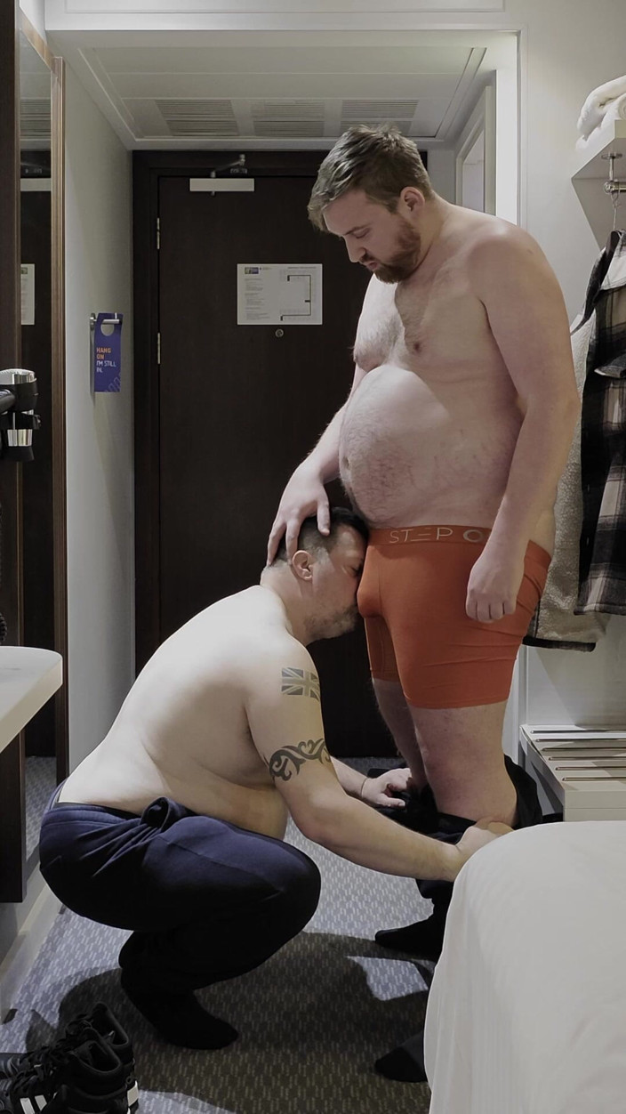 uktattooedchub74: Spogliandosi a vicenda episodio otto