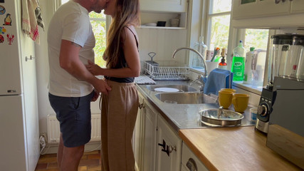 LoveAndRopes: Kocası Ateşli Orta Yaşlı Seksi Kadının Bulaşıkları Yıkarken Azgınlaşıyor, Onu...