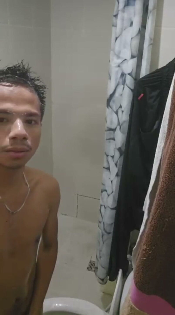 Fleshlab studios: I giovani gay pinoy diventano duri sotto la doccia