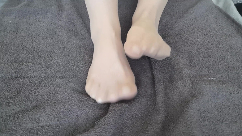 Curly_Dreams: สาดน้ําบนเท้าไนลอนของฉัน