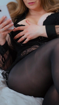 Milf cachonda se masturba mientras ve porno