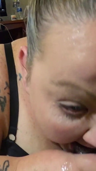Tlustý potetovaný velký zadek bbw ms toxické prasátko dává bbc nedbalý sexy kouření a šukání