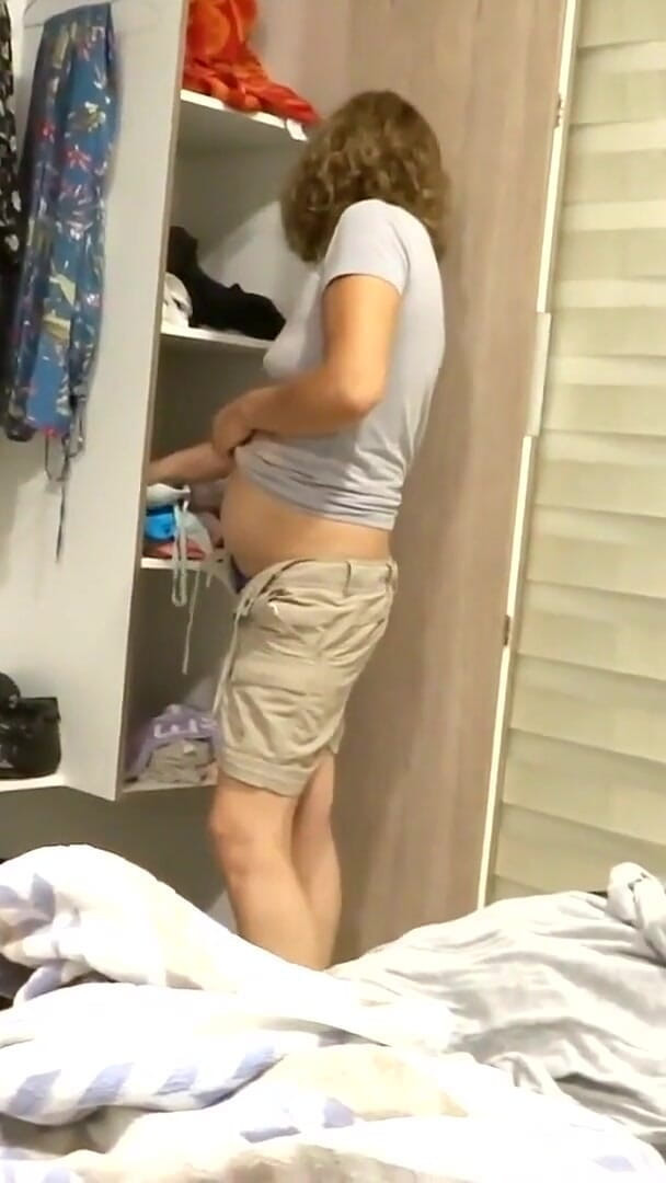 Ardientes69: Moje nevlastní matka se svléká a čůrá, než si nasadí bikiny...