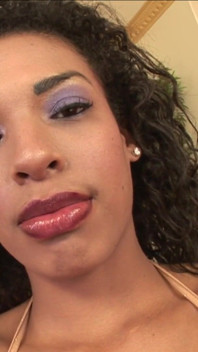 Sexy latina fa un deepthroat ad un mucchio di grossi cazzi neri