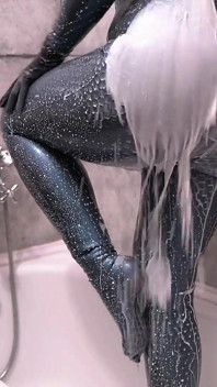 Baie lesbiană în latex amuzantă Arya Grander
