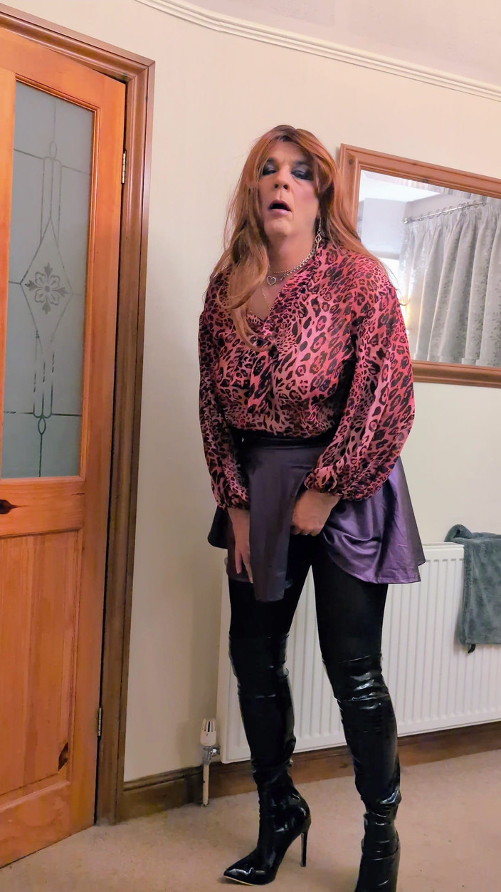 Sarahsatinslut: 짧은 치마, 스타킹 및 허벅지 부츠