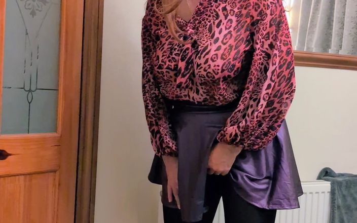 Sarahsatinslut: Rok mini, celana ketat &amp; paha sepatu bot