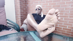 Soft Soleman: Yumuşak tabanlarımı iç çamaşırıyla gösteriyorum (2025)