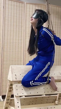 สาวในชุดยูนิฟอร์มที่ชอบความตื่นเต้นจากเครื่องเย็ดกระป๋อง