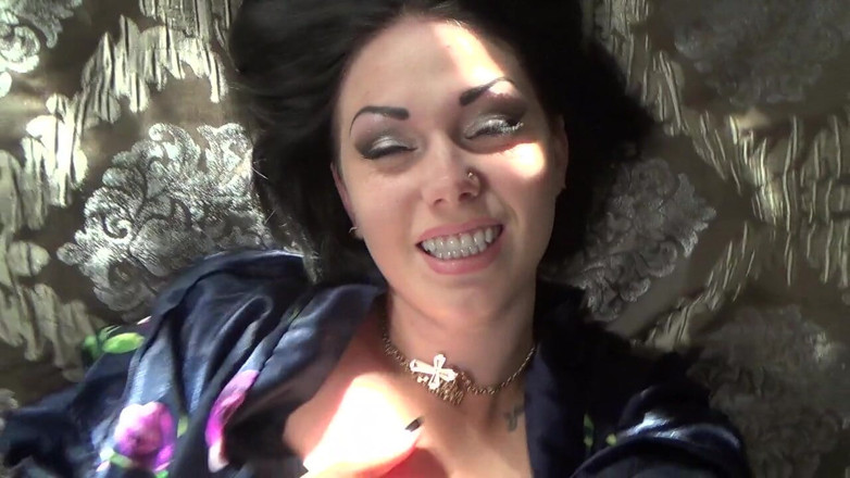 Goddess Misha Goldy: 在我做爱后羞辱处女