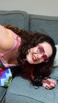 Hip Polish Hippy Dikongkek Blackbred di London Starring Juliet Redhead