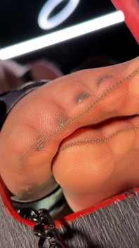 Adorazione del gloryhole: ho usato la tua bocca con i miei piedi in nylon sudati e il culo bagnato