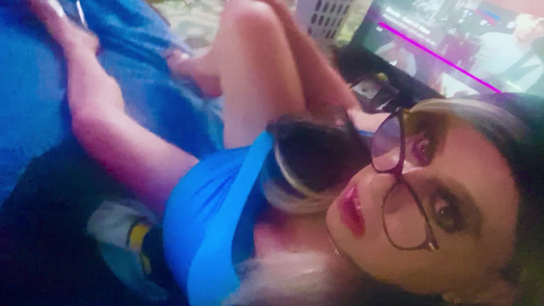 Krissy Sweets: Krissy sweets streichelt ihren schwanz