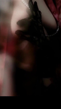 Sexe lesbien romantique avec une MILF sensuelle et baisers d’amour