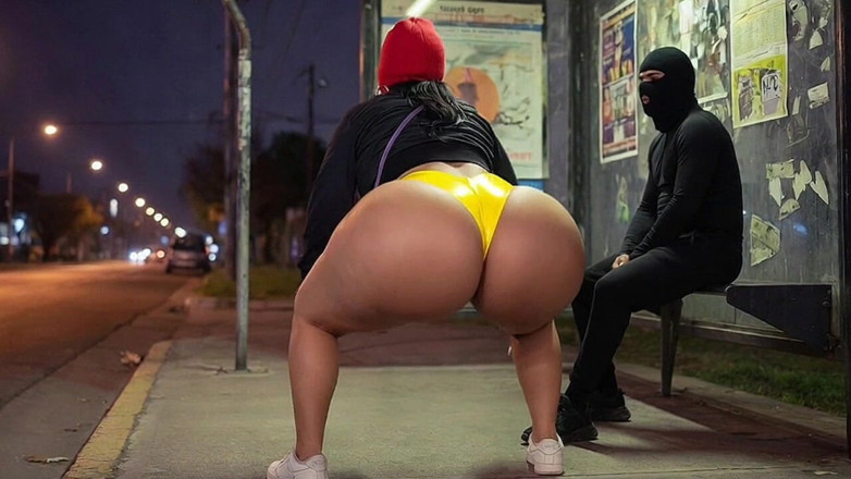 Animate golden: Fată cu curul mare în pantaloni de piele la stația de...
