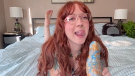 Tatuerad brud förstör hennes fitta med en enorm dålig drake