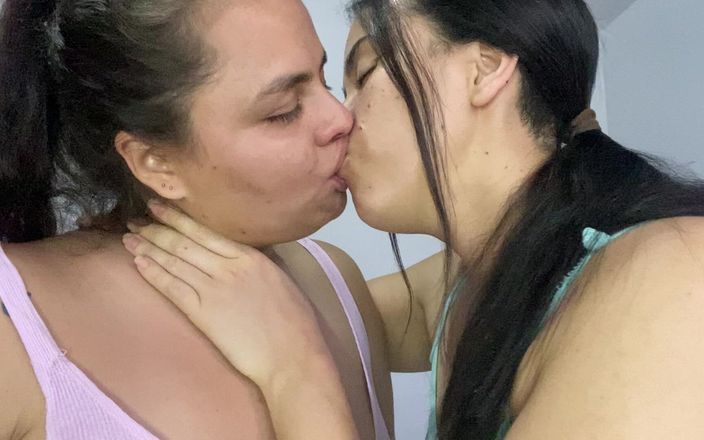 Zoe &amp; Melissa: Głębokie lesbijskie pocałunki z językiem