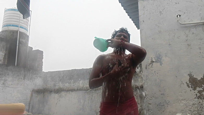 KUMBHA MANOJ KUMAR: Xhard - pulizia del bagno in villaggio