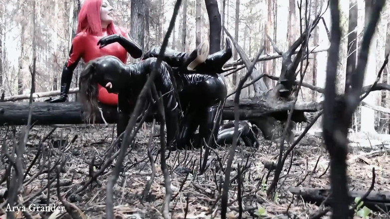 Arya Grander: Lateks lastik aşağılama açık havada