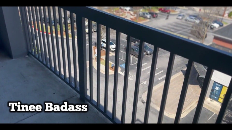 TineeBadass: Rimjob na veřejném balkóně