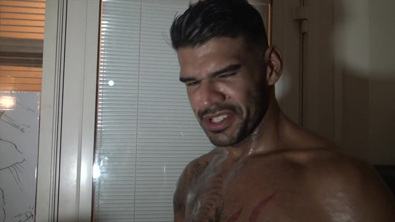 Straight boys curious with big cocks: Ricardo Tivoli folosit brut de Leon XXL