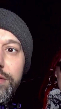 La rossa sexy gode di due cazzi enormi nei suoi buchi arrapati