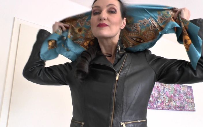 Lady Victoria Valente: 缎面头巾时装秀，缎面头巾和皮夹克，JOI Lady Victoria Valente