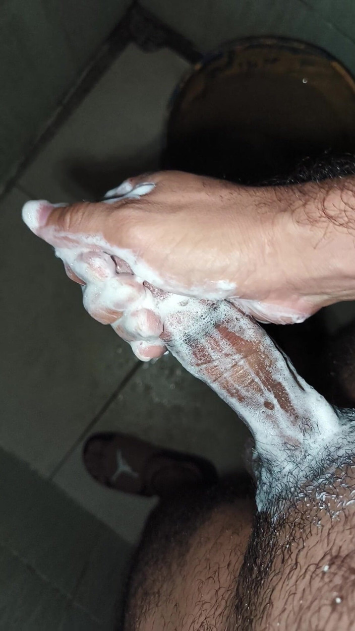 Cute boy jerks off: L'uomo gay si masturba a casa dei suoi genitori quando...