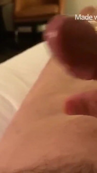 Sexy záběr zblízka na výstřik z pěkného velkého čůráka