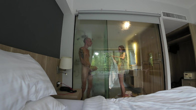 ScottishSweetie: Si Dia mengusik saya dengan zakar besarnya semasa saya mandi