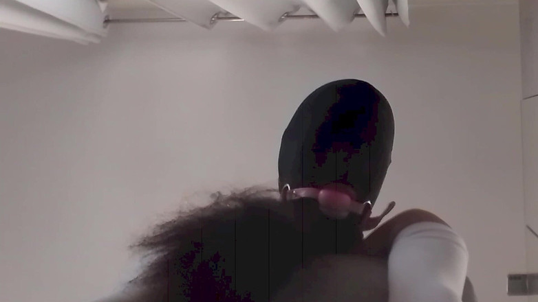 LauraOnHeels: MILF с завязанными глазами и с кляпом, трахалась в киску и рот