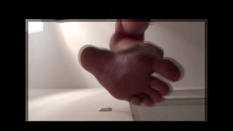 Foot Girls: Lady Alissa se mete dentro contigo con sus hermosos pies...
