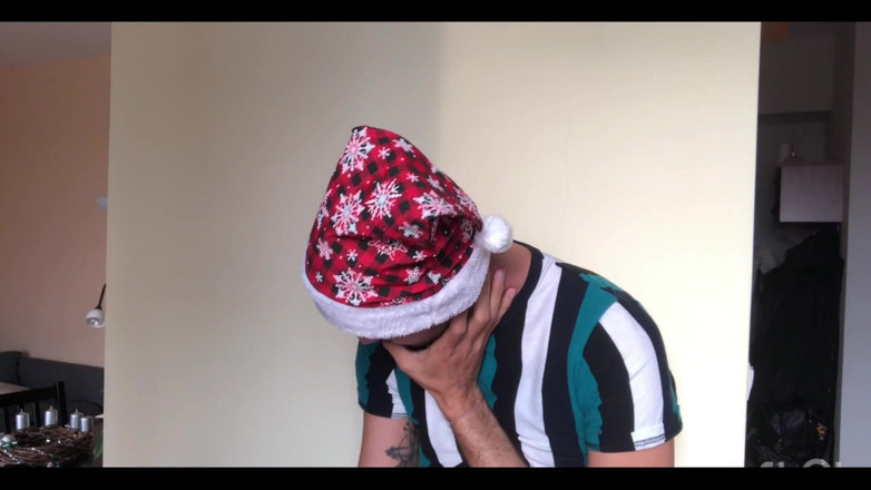 Twohotb: Bu yüzden o Noel Baba şapkalarıyla geldi ve bir öpüşme videosu çekelim diyor,...