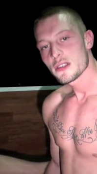 Cowok berotot straight ngentot gay di ruang belakang