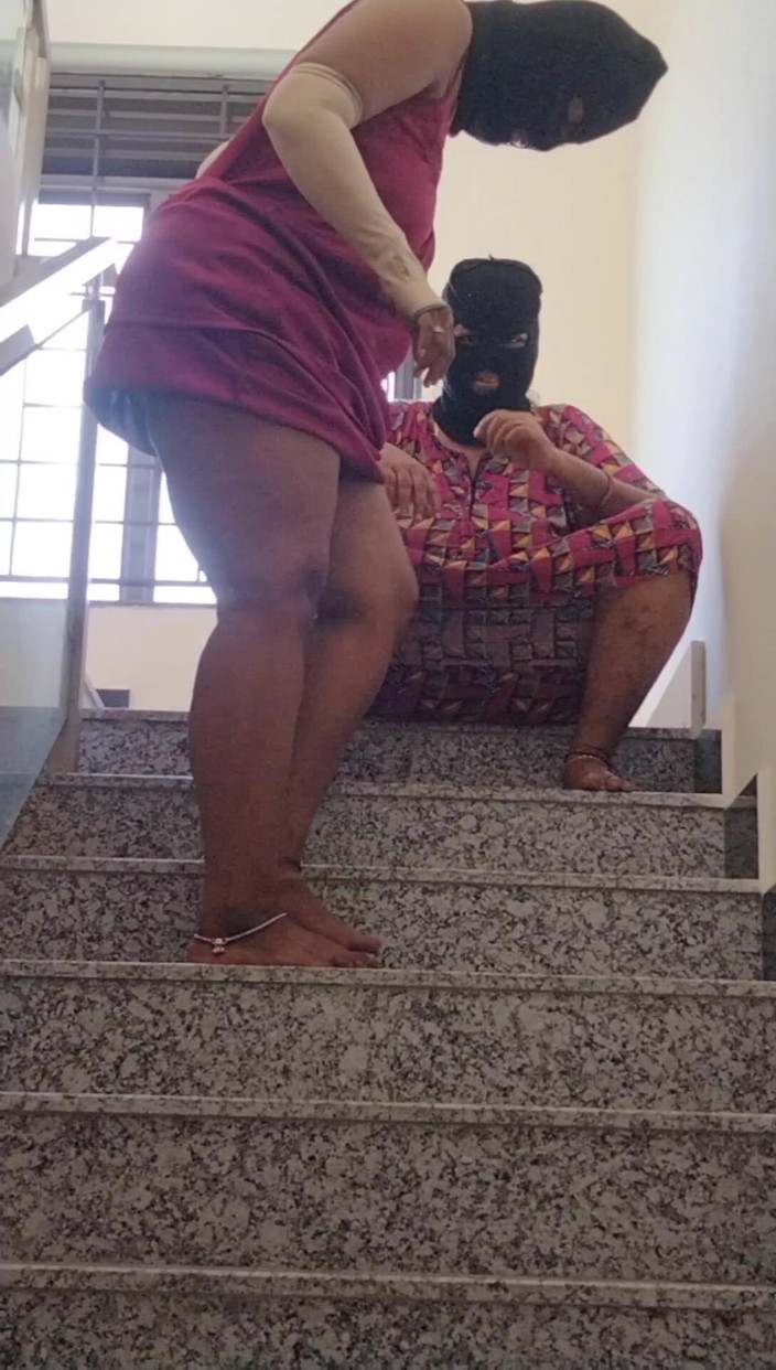 Benita sweety: Seks threesome hot sambil berdiri di tangga!