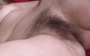 Horny Hairy Girls: Gros seins, buisson poilu, courbes douces, joli visage