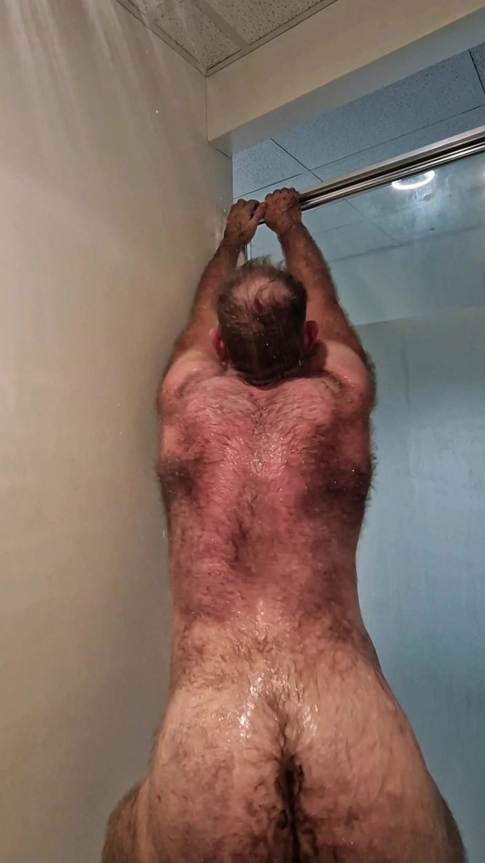 JackvanDean: Un urs musculos păros se flexează și face dușuri