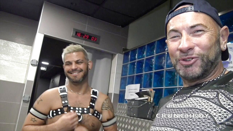 FIRST BAREBACK EXPERIENCE IN BACKROOM: 法国 boittom Maliodass 被拉丁 tinkw bdsm 穿着吊索性交